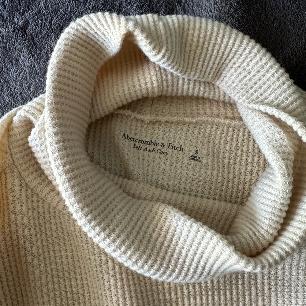 Abercrombie & Fitch Soft Cream Turtleneck Sweater